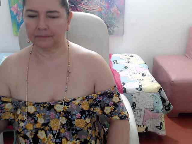voyeur upskirt Leonela