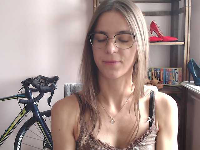 MegiKiss's BongaCams show and profile