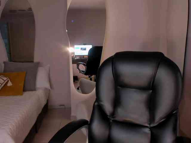 NiaMiller webcam