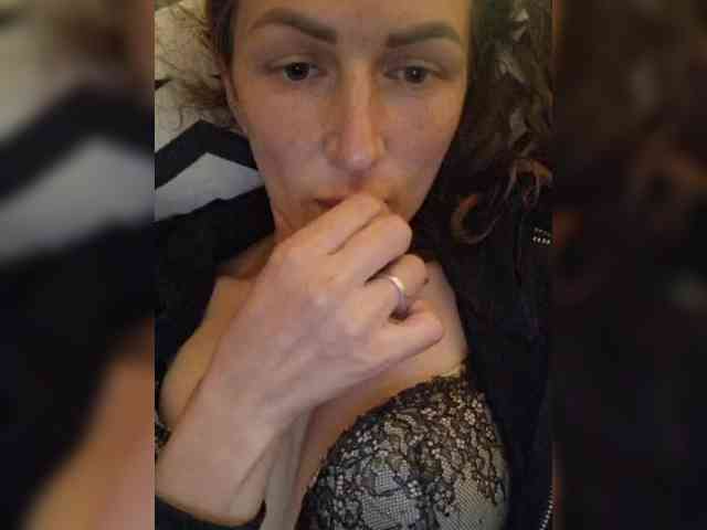 Kira19991999 webcam