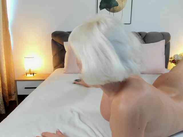 BlondeB0mbshell webcam