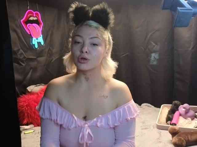 DivineBlondee webcam