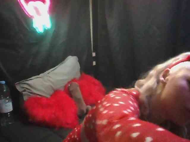 DivineBlondee webcam