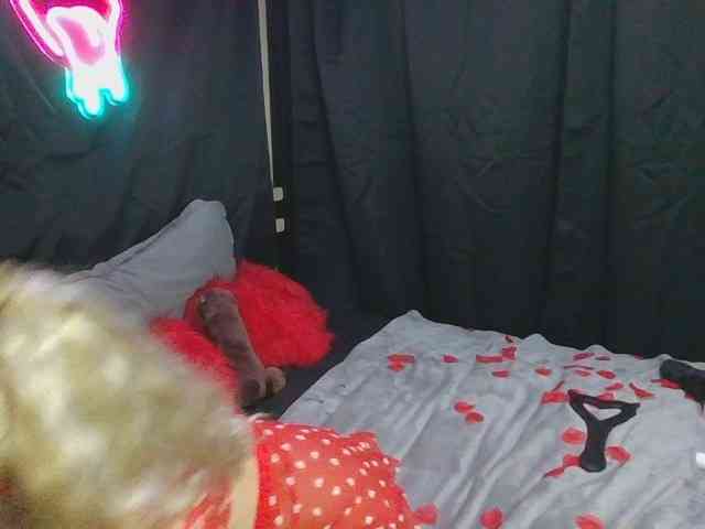 DivineBlondee webcam