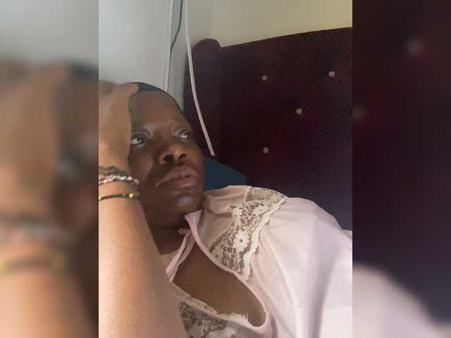 Sweetpussybelle webcam bongacams model stream image