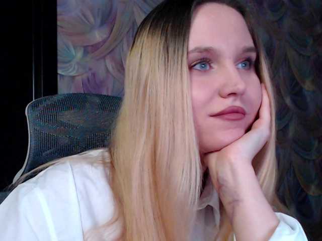 -Mollyea-'s BongaCams show and profile