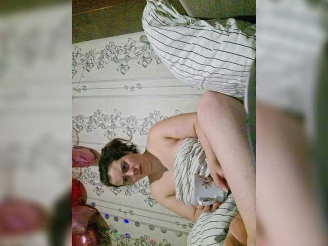 6QUEEN's BongaCams show and profile