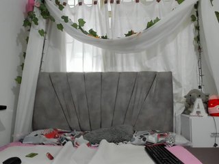 EmelyWhitte Porn Show