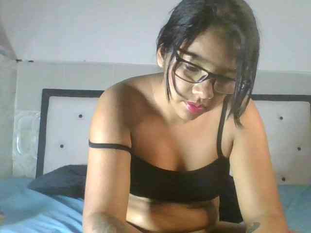 EmelyWhitte webcam
