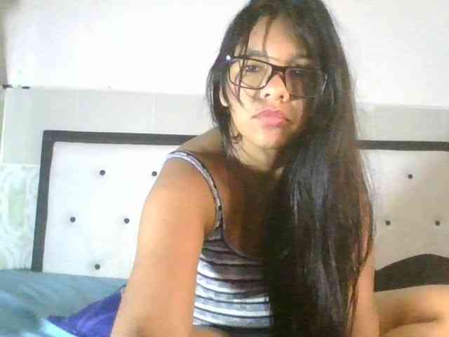 EmelyWhitte webcam