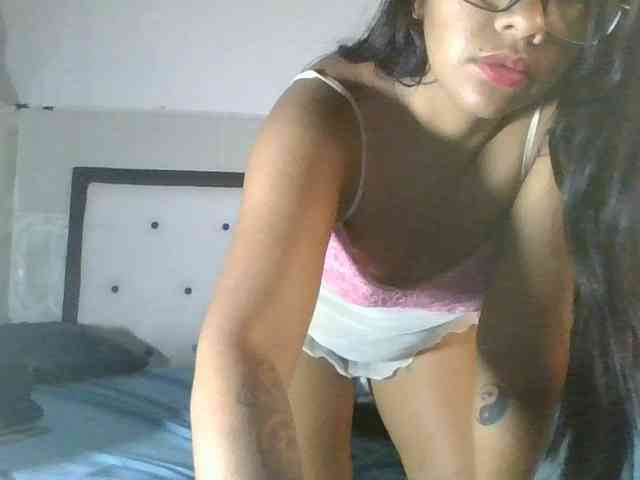 EmelyWhitte webcam
