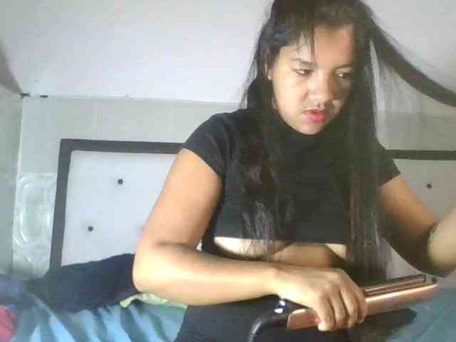 EmelyWhitte webcam