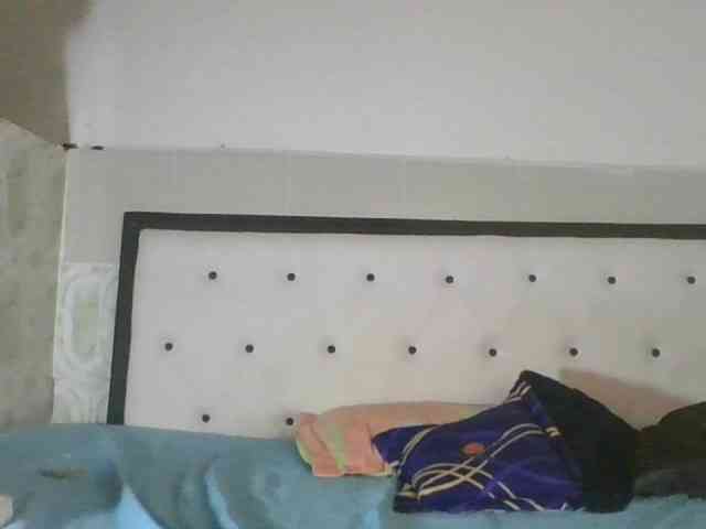 EmelyWhitte webcam