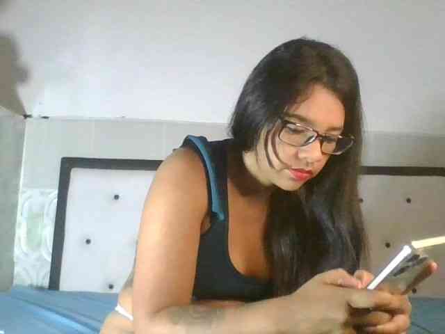 EmelyWhitte webcam