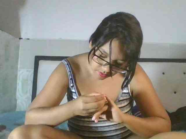 EmelyWhitte webcam