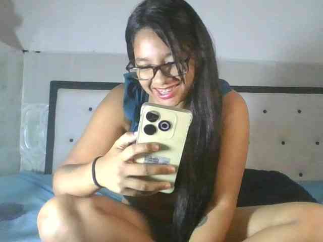 EmelyWhitte webcam