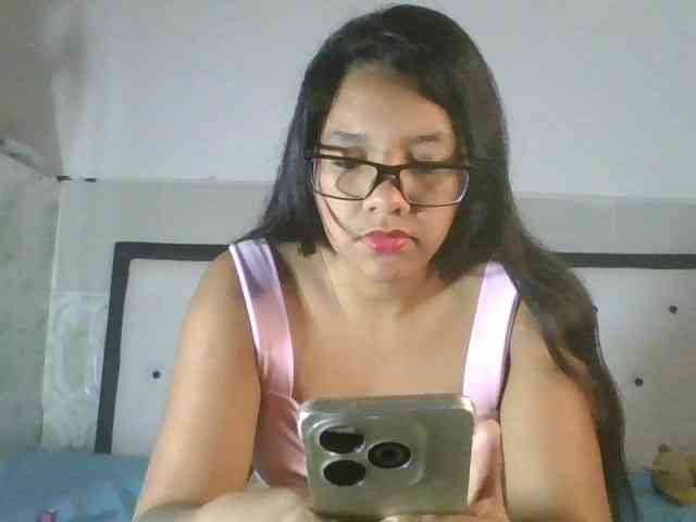 EmelyWhitte webcam