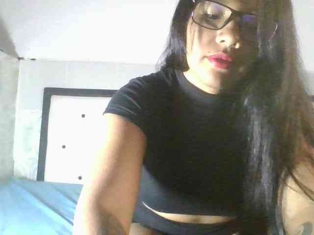 EmelyWhitte webcam