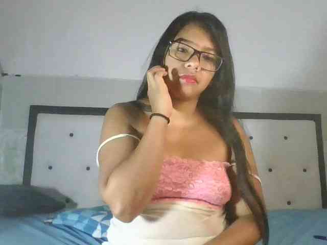 EmelyWhitte webcam
