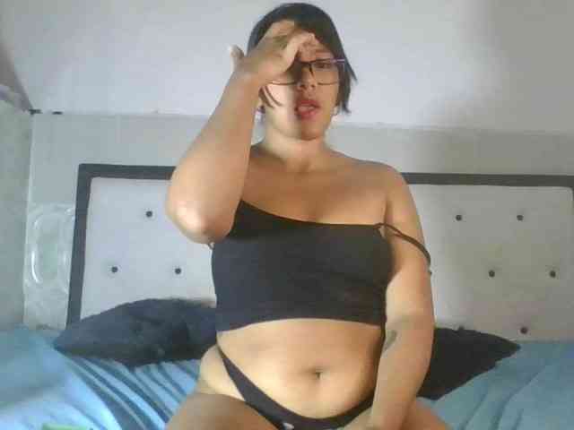 EmelyWhitte webcam