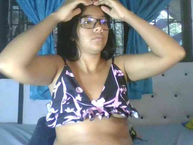 EmelyWhitte webcam