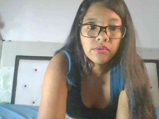 EmelyWhitte webcam