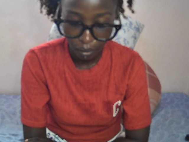 Pettite-Diofa's BongaCams show and profile