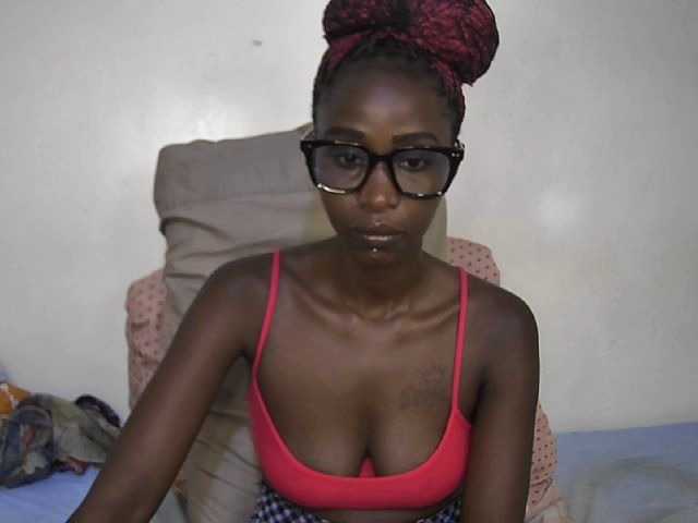 Pettite-Diofa's BongaCams show and profile