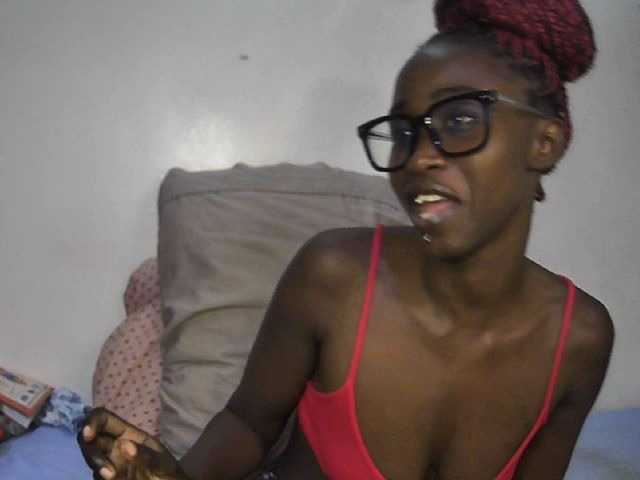 Pettite-Diofa's BongaCams show and profile