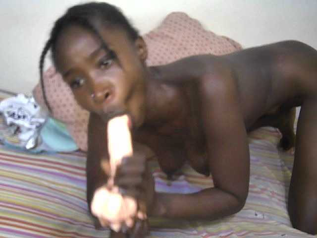 Pettite-Diofa's BongaCams show and profile