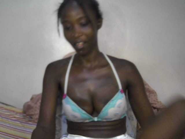 Pettite-Diofa's BongaCams show and profile