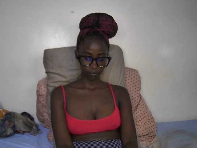 Pettite-Diofa's BongaCams show and profile