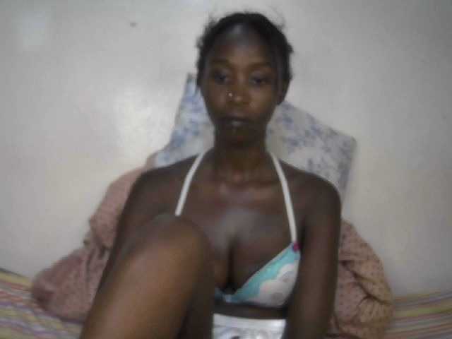 Pettite-Diofa's BongaCams show and profile