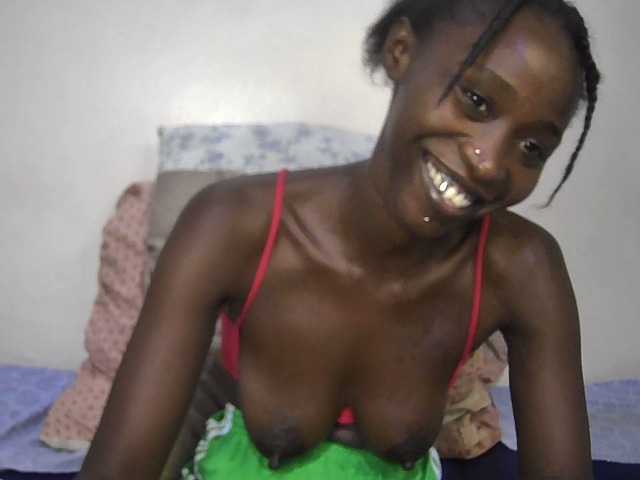 Pettite-Diofa's BongaCams show and profile