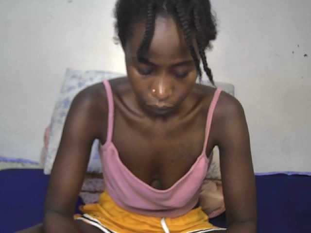 Pettite-Diofa's BongaCams show and profile