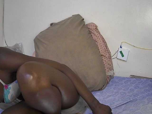 Pettite-Diofa's BongaCams show and profile