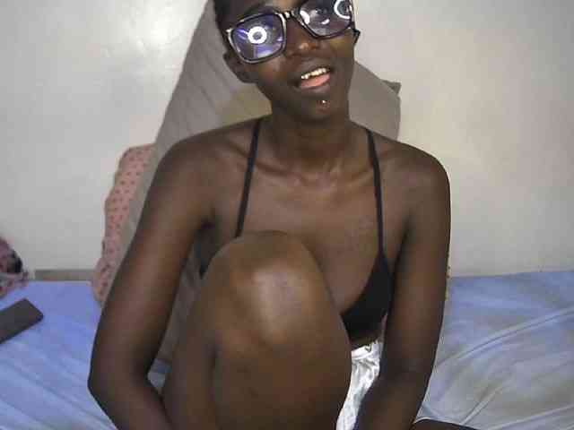 Pettite-Diofa Live Webcam on BongaCams