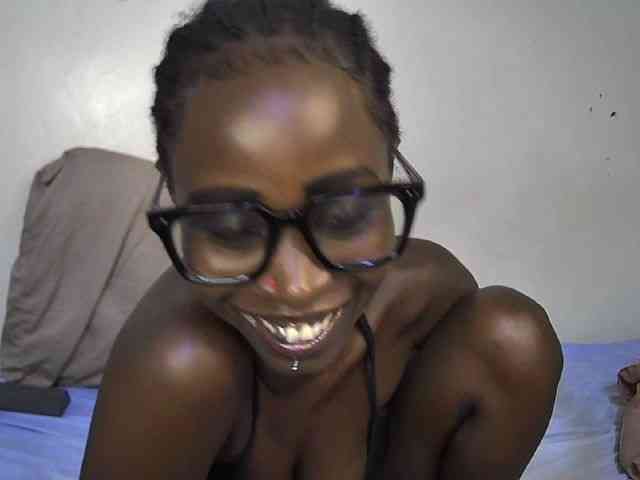 Pettite-Diofa Live Webcam on BongaCams