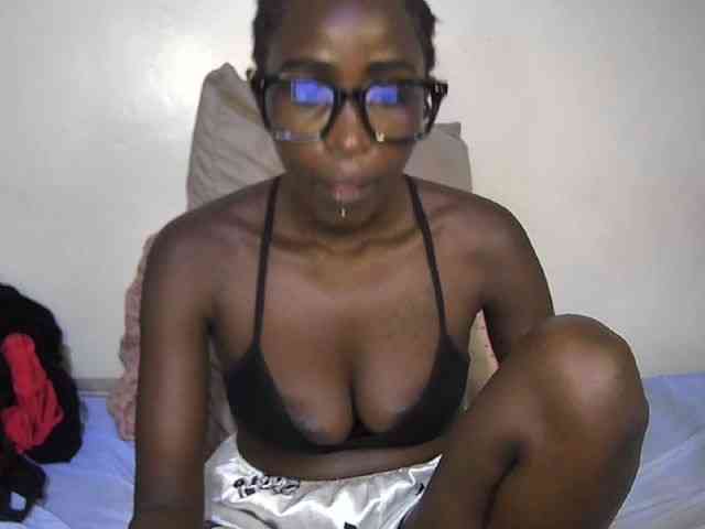 Pettite-Diofa Live Webcam on BongaCams