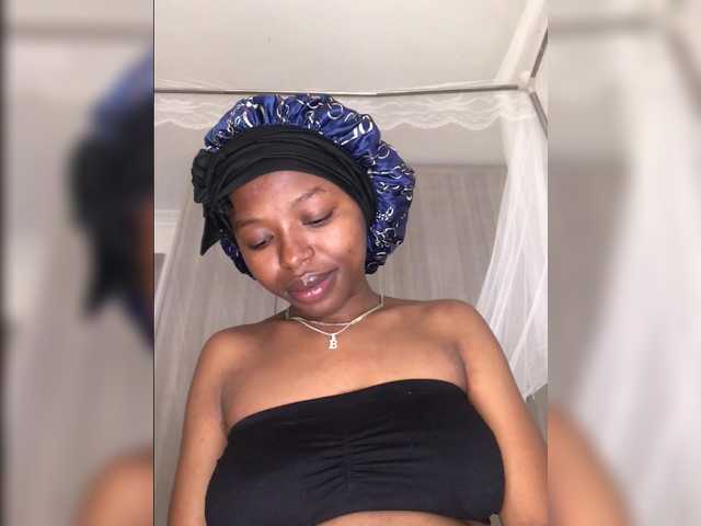 Cleamee webcam bongacams model stream image