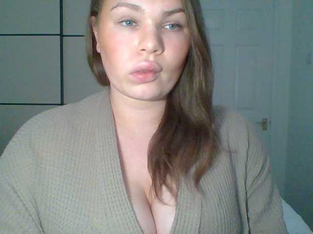 le modèle GEMMARMALADE est en webcam porno dans un show sur le site bongacams, il possède les tags suivants: White/Caucasian,Brunette,Shaved