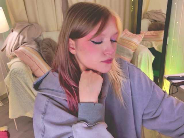 CrazyWine's BongaCams show and profile