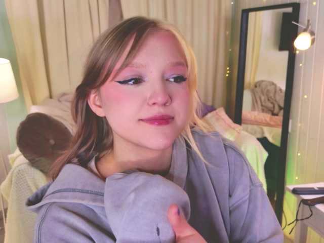 CrazyWine's BongaCams show and profile