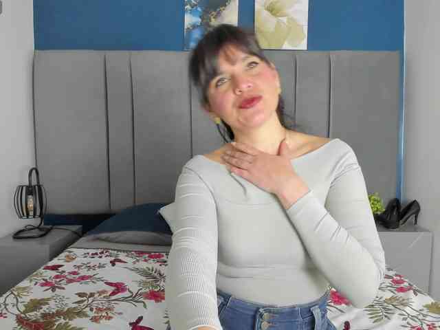 free live chat LauraHotties
