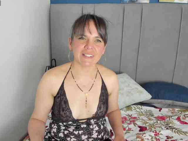 LauraHotties Live Webcam on BongaCams