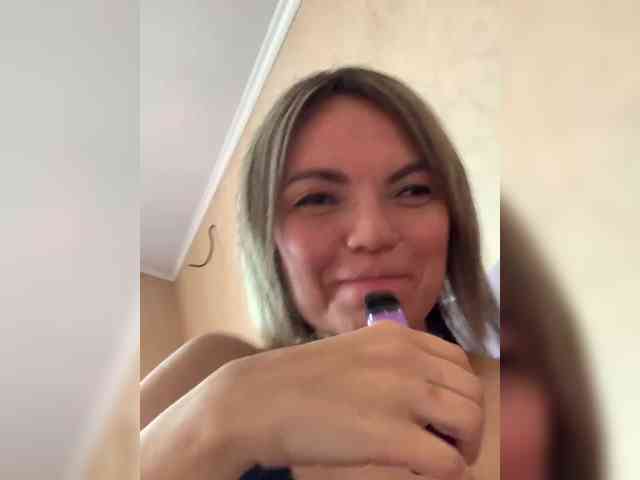 Ella-Pearlie Live Webcam on BongaCams