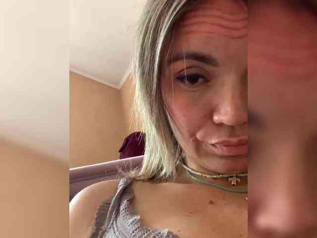 Ella-Pearlie Live Webcam on BongaCams