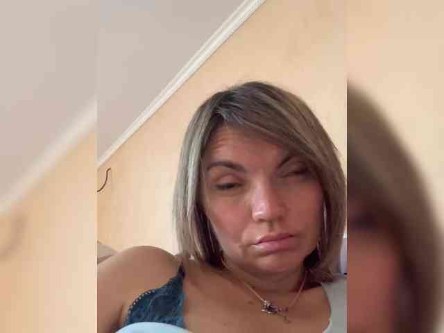 Ella-Pearlie Live Webcam on BongaCams