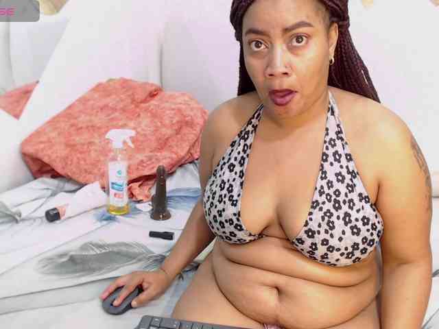 DaphneeGlow1 webcam