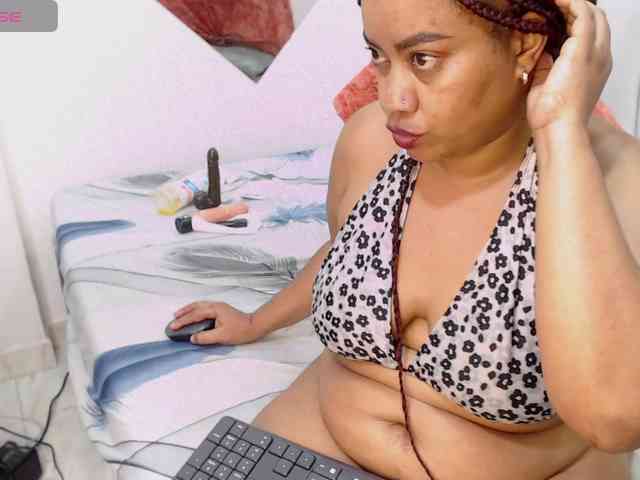 DaphneeGlow1 webcam